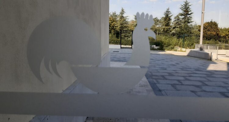 Detalle distintivo del espacio con el gallo de la cubierta
