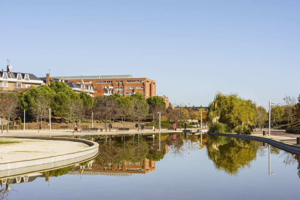 Lago del parque Juan Pablo II en Hortaleza, Madrid
