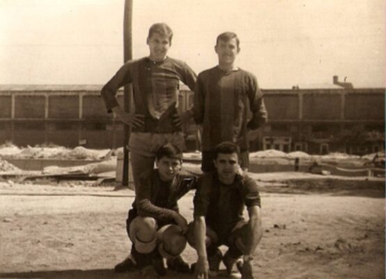 Partido de fútbol en la ribera del Mazanares con el mercado de fondo. 1963. Miguel Barreno Gómez