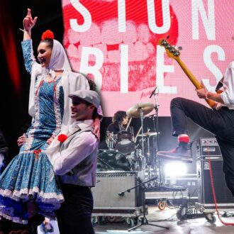 Chulapos tradicionales y músicos modernos en las fiestas de San Isidro Madrid, mezclando la tradición con lo actual
